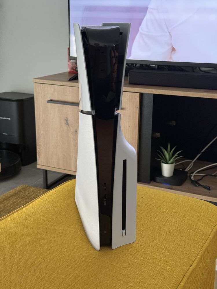 Playstation 5 Slim com 2 comandos + base de carregamento + 1 jogo