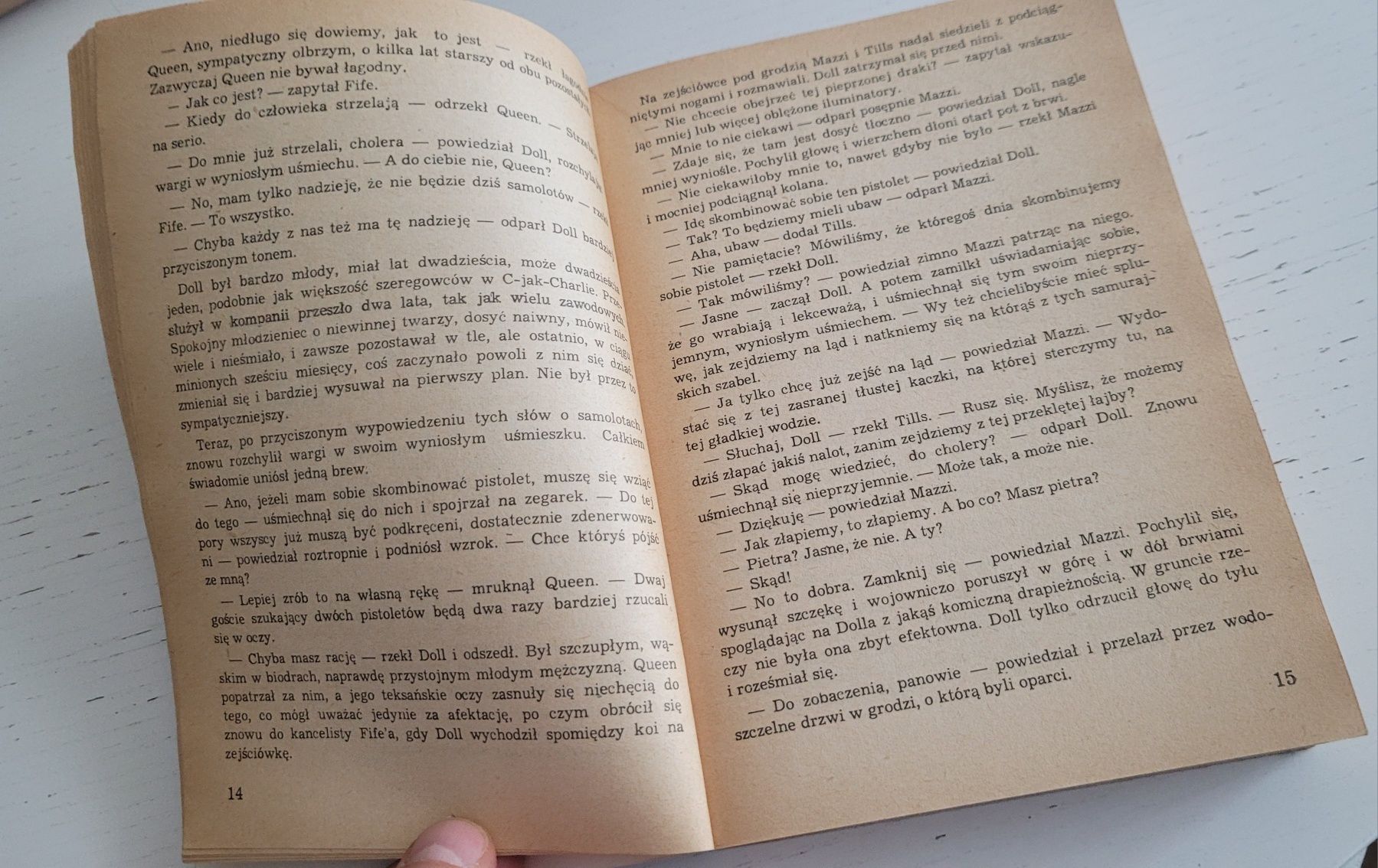 Cienka czerwona linia" autorstwa Jamesa Jonesa wydanie 1984
