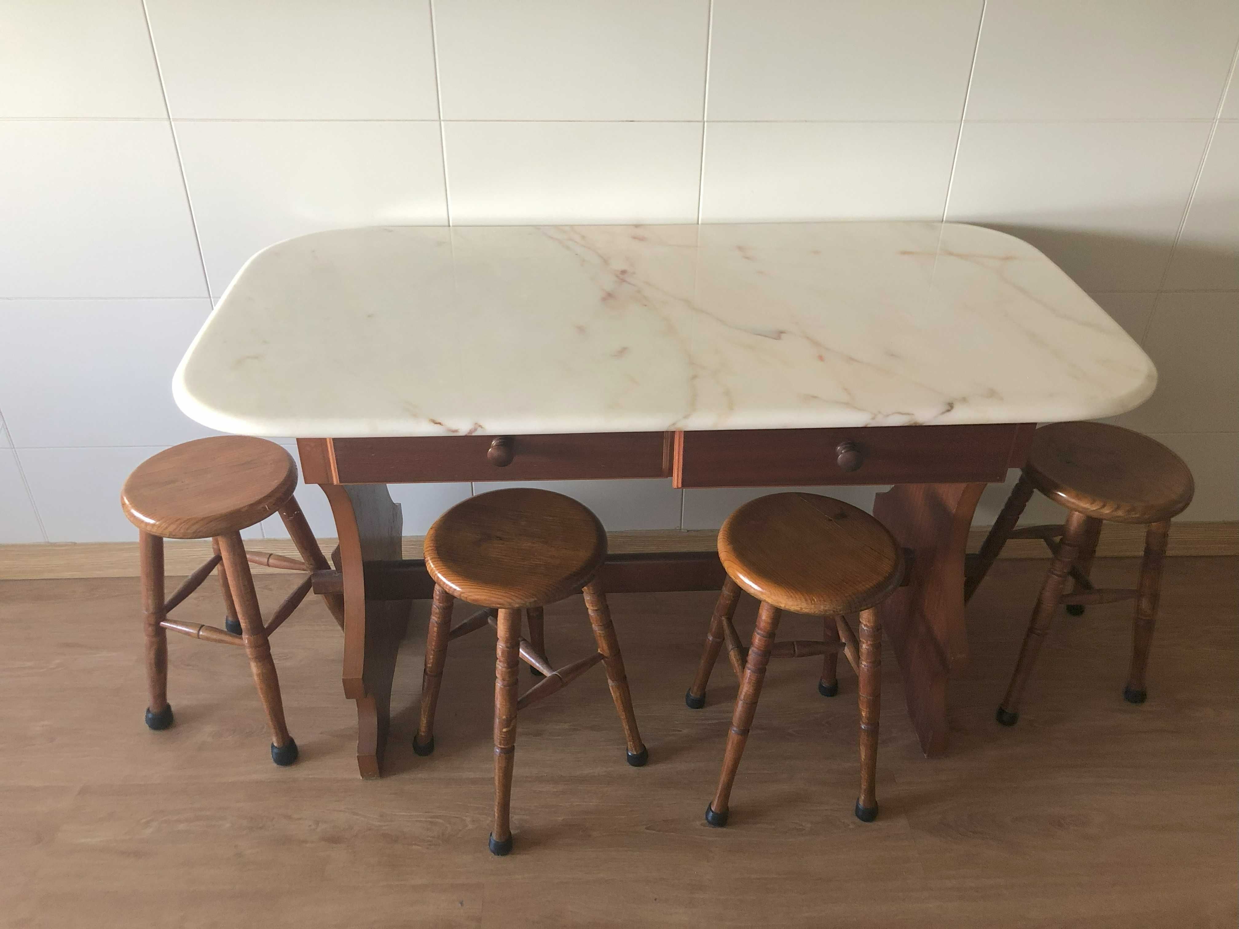 Vendo mesa de jantar e 4 bancos