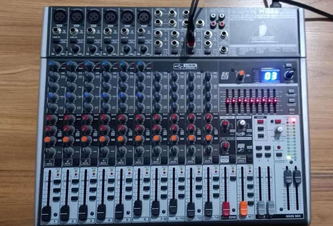 Mesa de Mistura- Behringer Xenyx x1832 usb