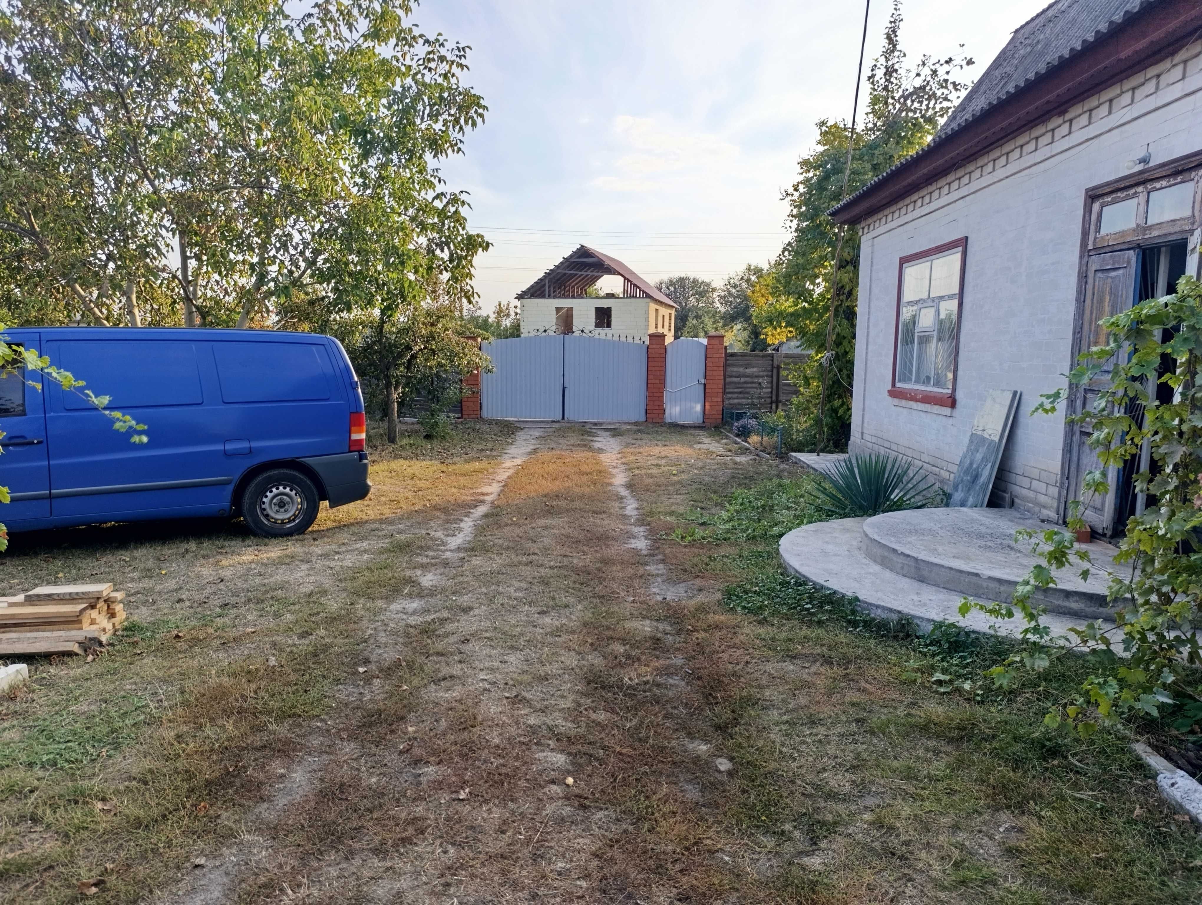 Продаж великого будинку в Мошнах по центральній вулиці