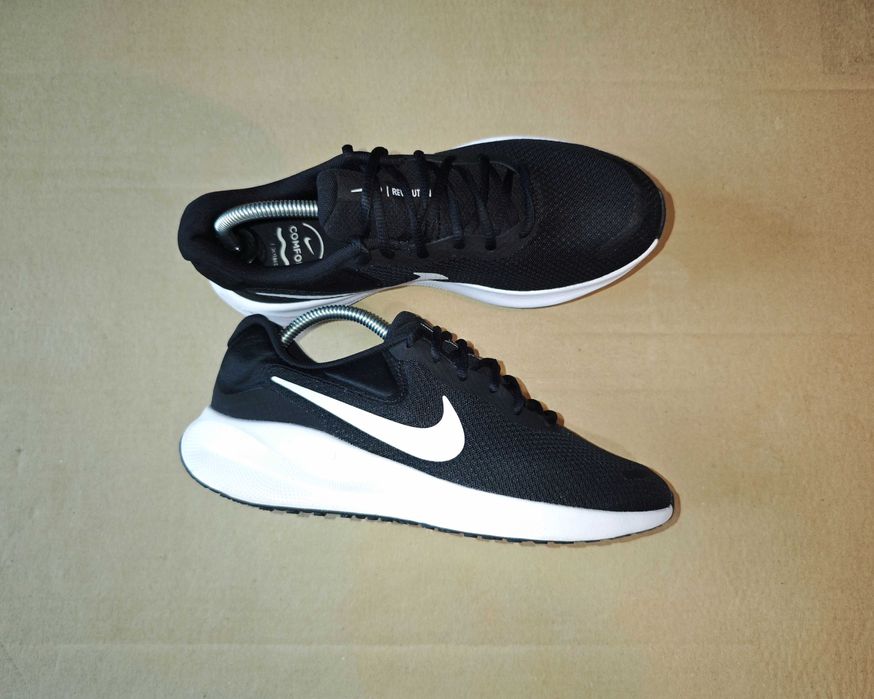 Оригінальні Кросівки Nike Revolution 7
