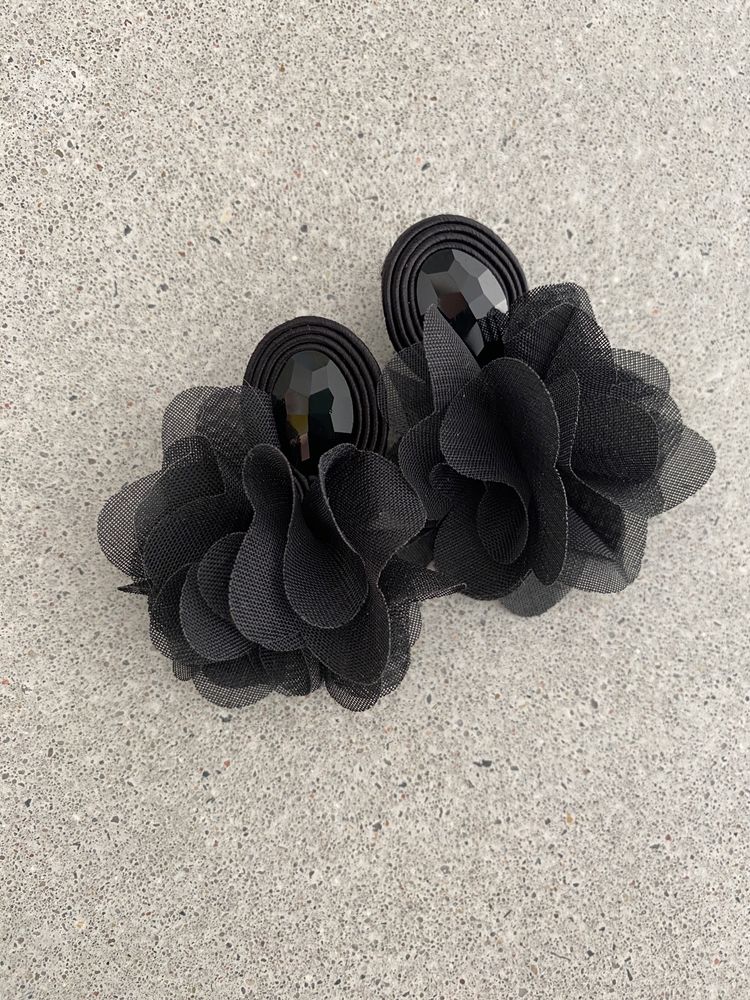 Czarne kolczyki sutasz glamour z kwiatem, kwiatami, kwiaty