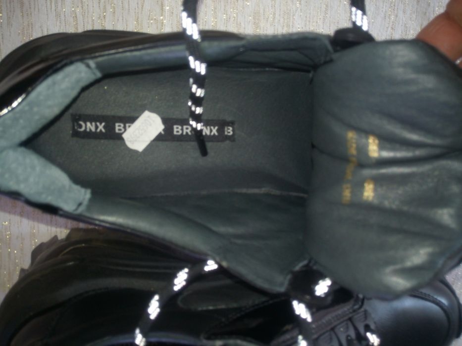 Продам, крутые,новые кроссовки,кожаные,женские, 39 размер,