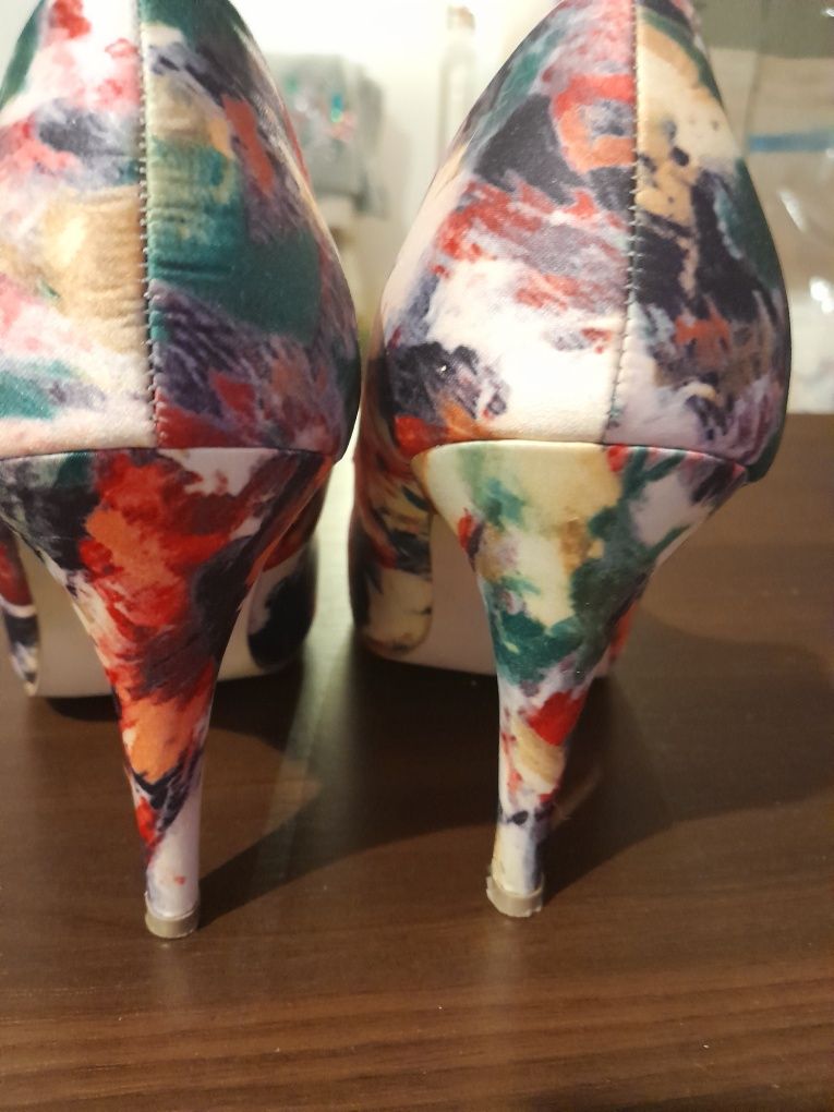 Buty na obcasie kolorowe