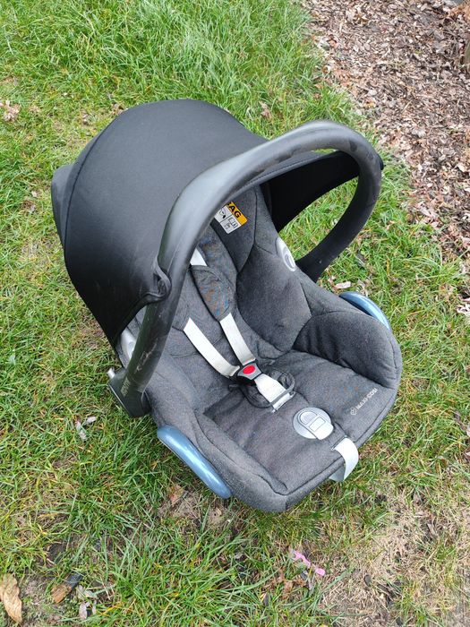 Fotelik samochodowy maxi Cosi z daszkiem i wkładka niemowlęcą.
