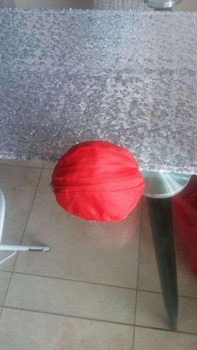 Worek czerwony Piłka zbliża torba Coca cola podaj dalej mundial jak Ni