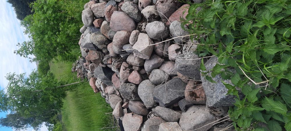 Kamienie polne, granitowe, marmurowe