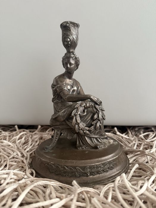 Swiecznik figura siedząca kobieta