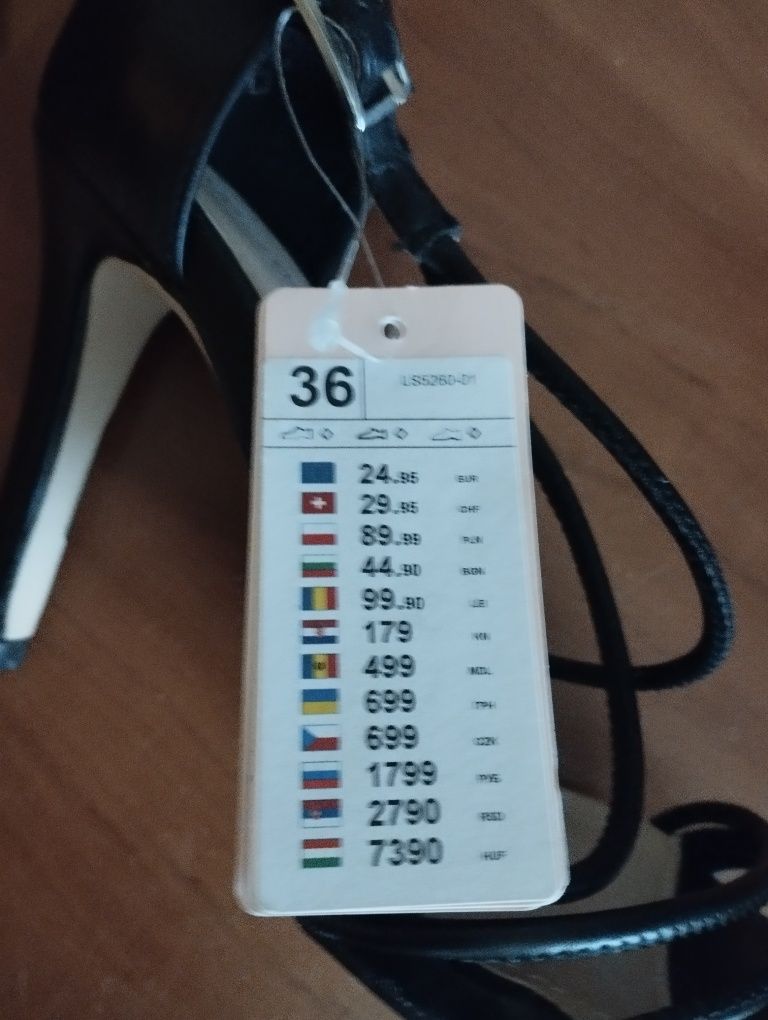 Czarne sandały na obcasie