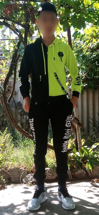 Спортивний костюм на хлопця підлітка.