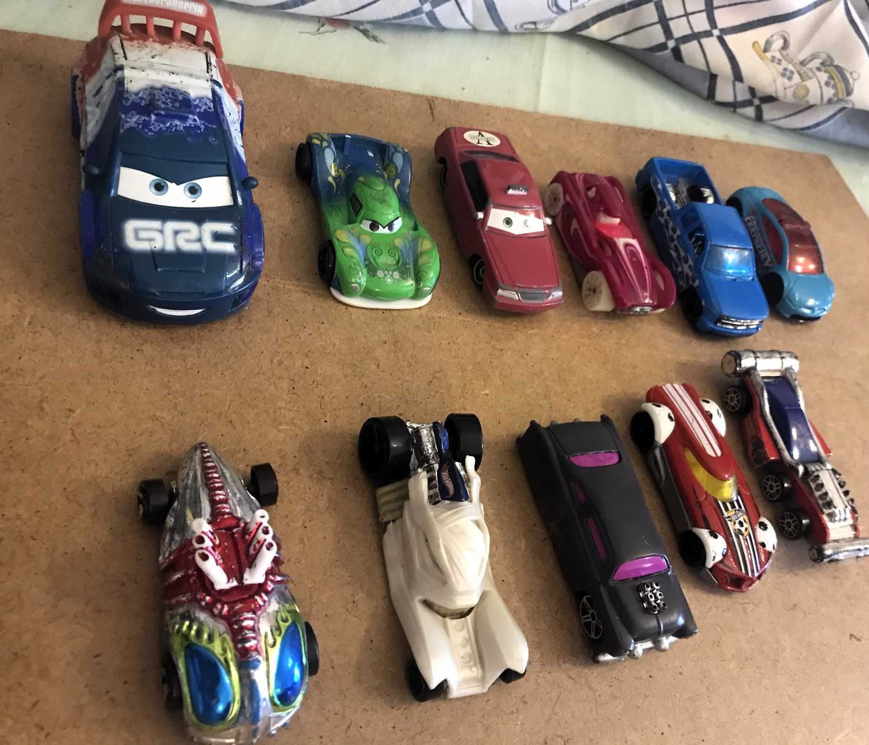 Miniaturas carros HotWheels e Pixar escala 1:64