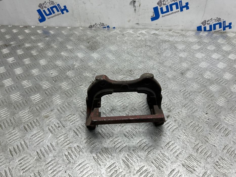 Скоба заднего суппорта правая LR050777 для Land Rover Range Rover Spor