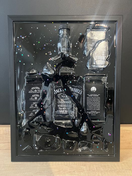 Obrazy z rozbitych butelek zalane żywicą epoksydową