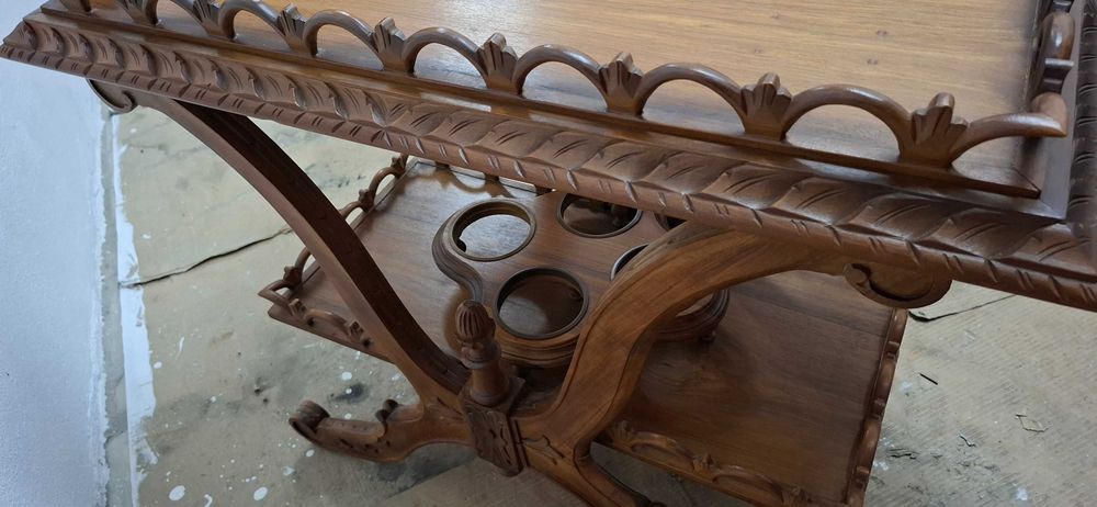 Móvel antigo para bar com suporte de garrafas