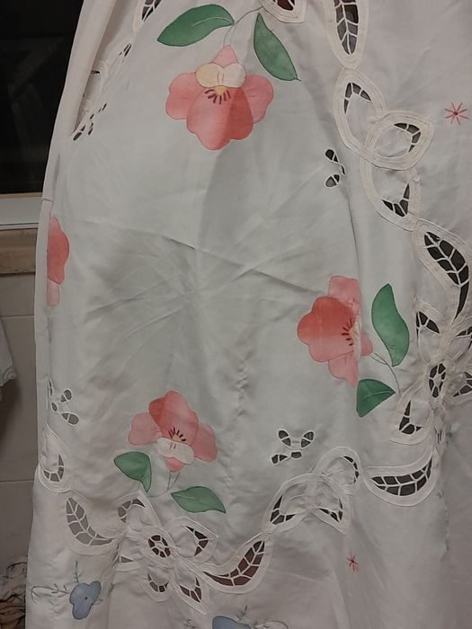 Toalha bordada em linho para mesa