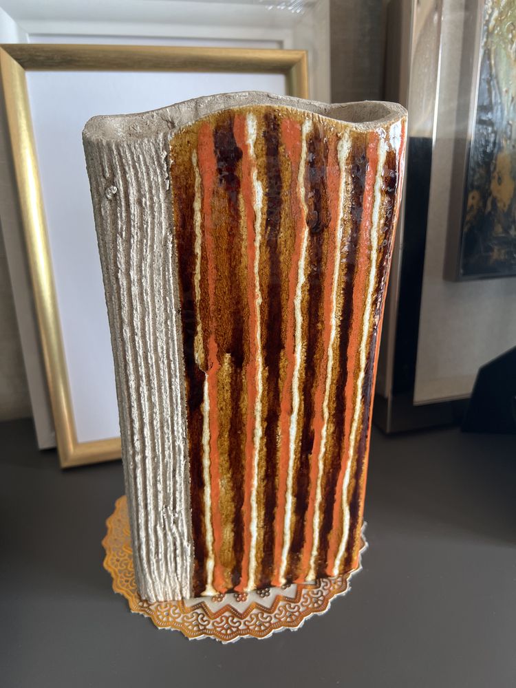 Jarro de cerâmica de artista nacional