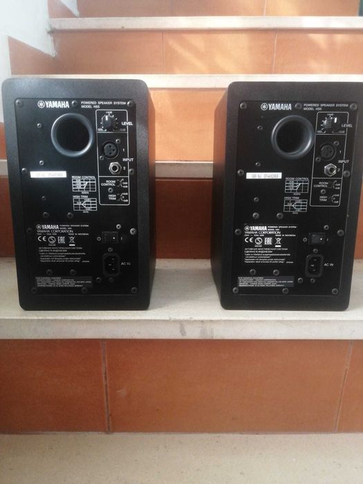 Monitores de Áudio Yamaha HS5 + Suportes de Chão