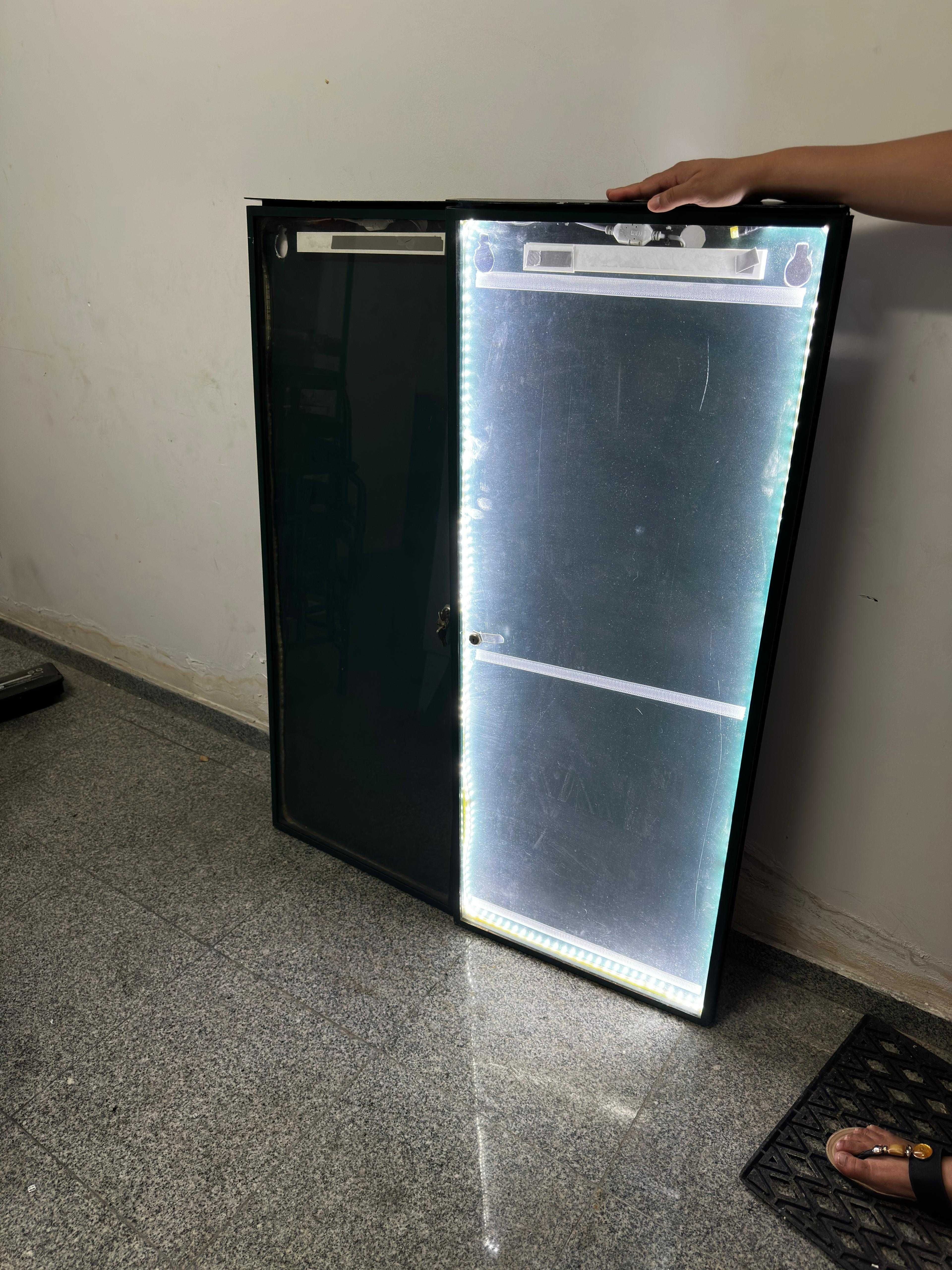 Vitrine com portas de vidro e Luz de Led