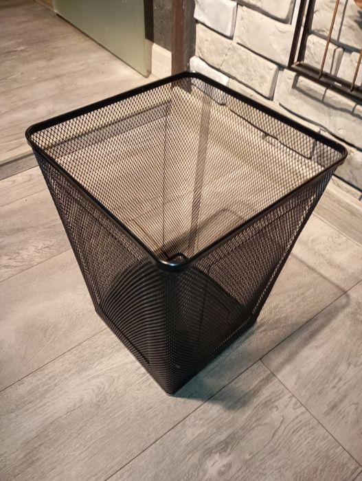 Czarny metalowy, siatkowy kosz na śmieci DRÖNJÖNS z IKEA 35cm