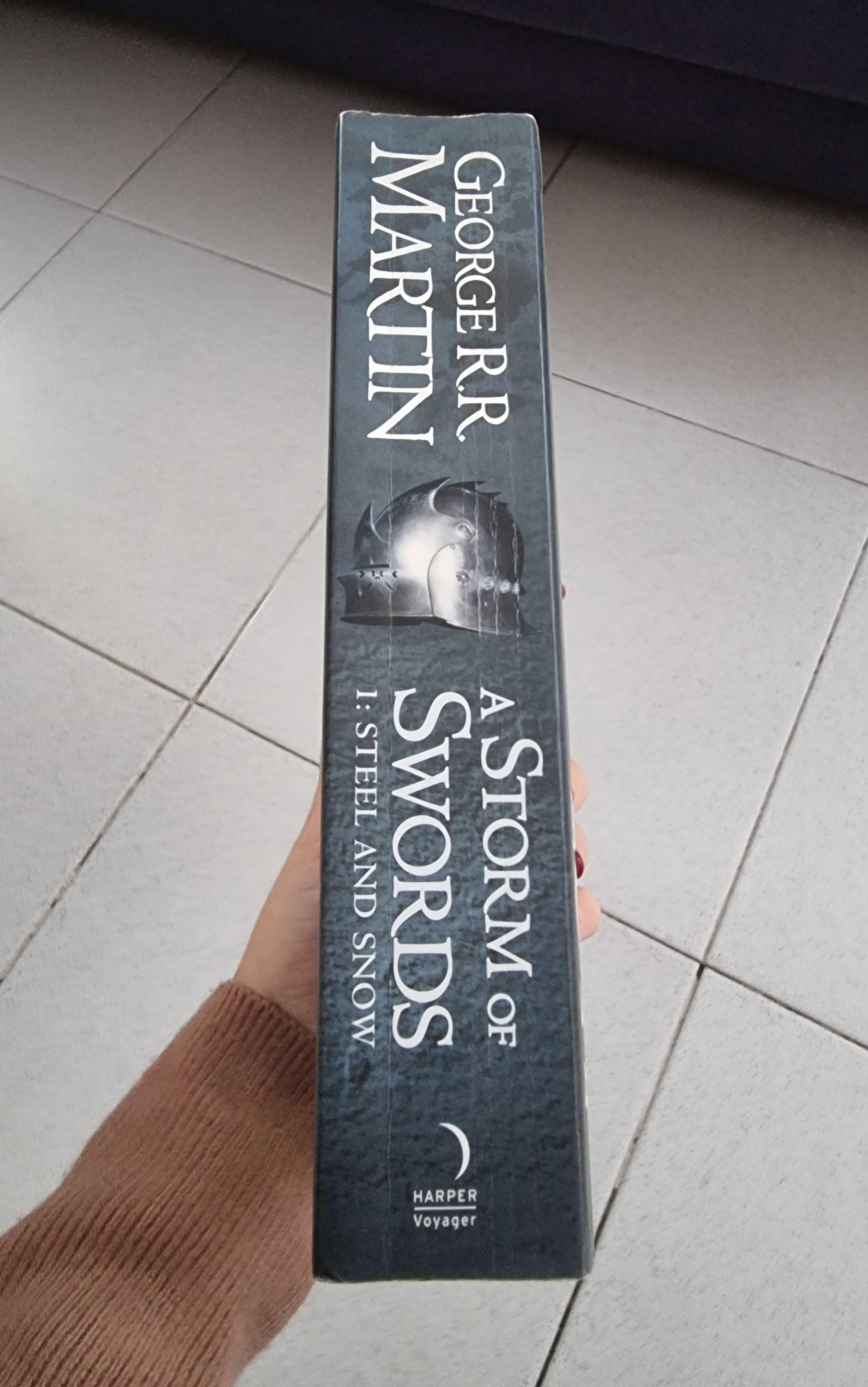 Livro "A Storm of Swords 1: Steel and Snow" de George R. R. Martin