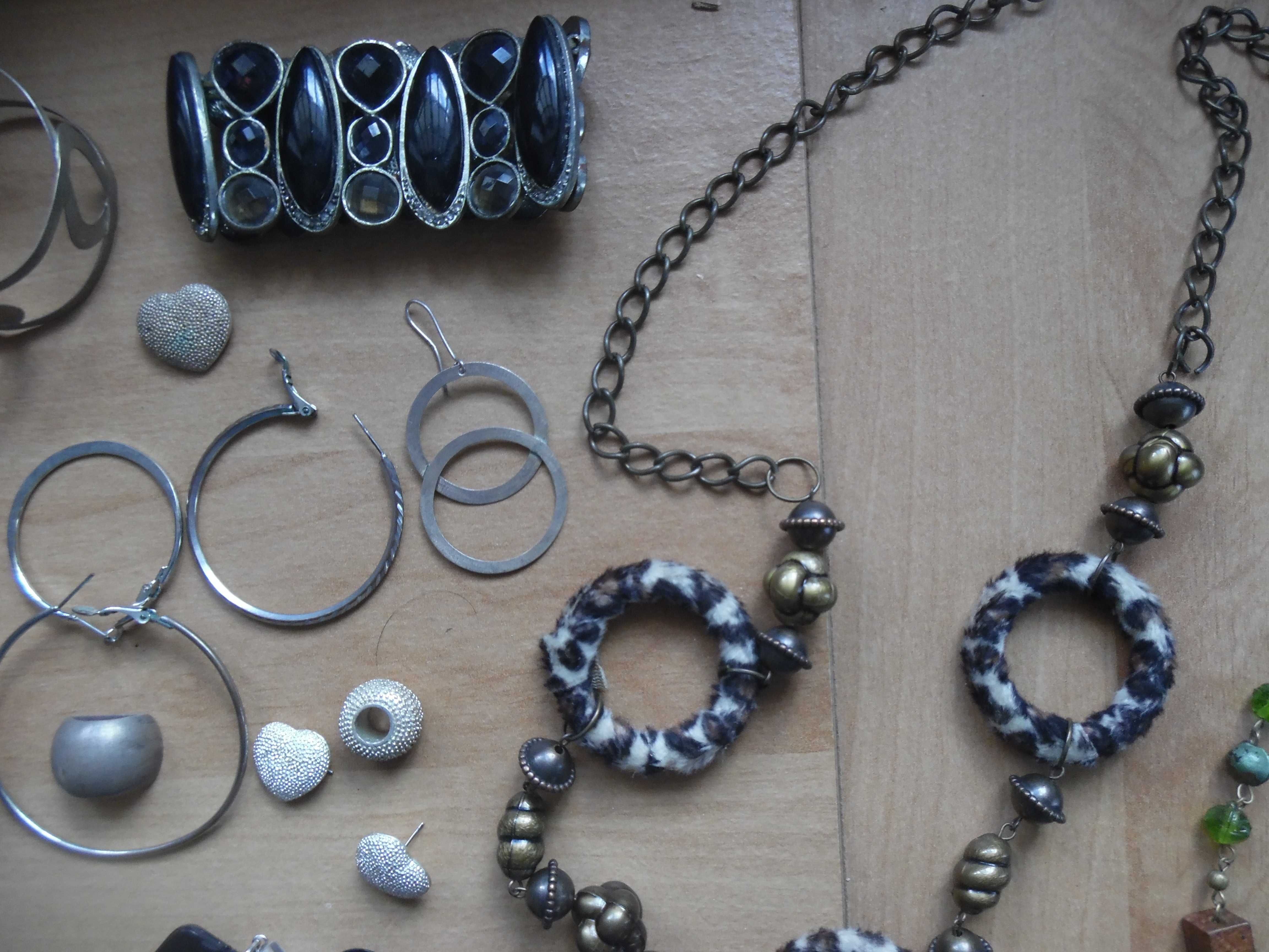 Lote de Brincos, Pulseiras, Fios, Colares. Algumas peça em Prata