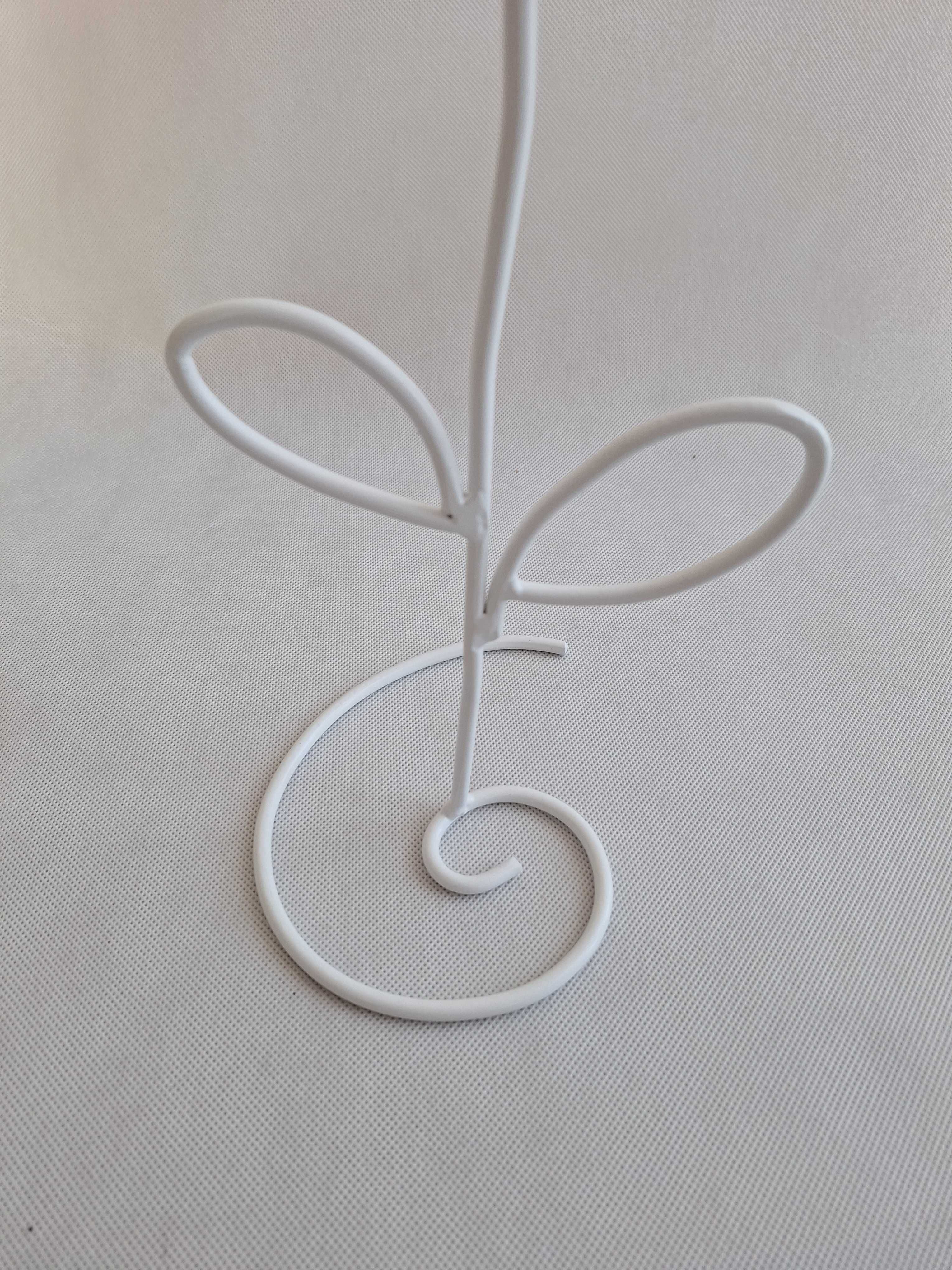 kwiatek metalowa biała figurka