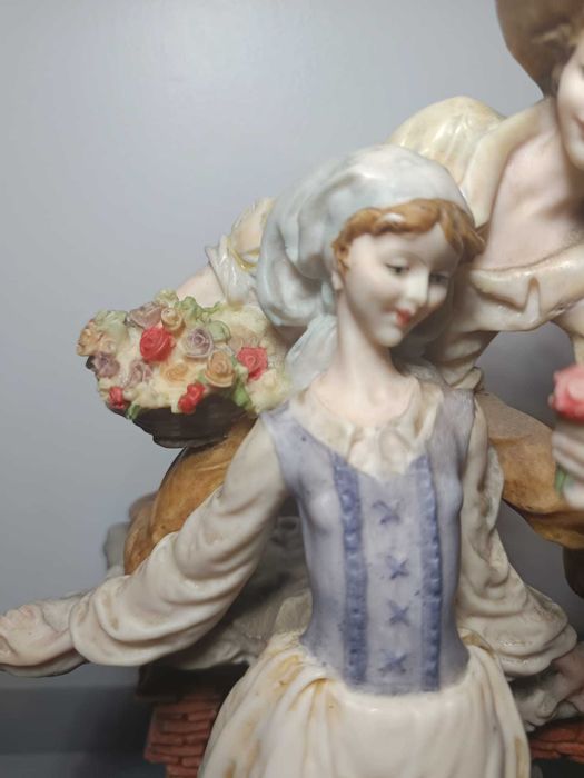 Escultura de Porcelana Clássica – Cena Romântica