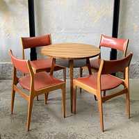 Krzesła z drewna egzotycznego, tapicerowane rudą ekoskórą.