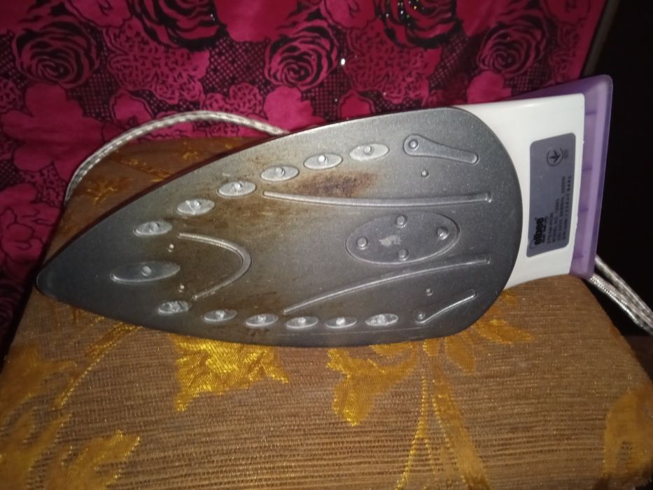 Утюг с антипригарным покрытием и отпариванием.