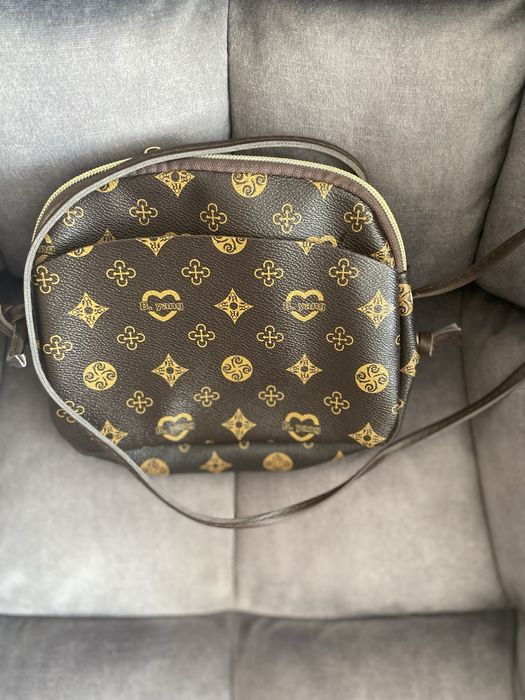 Сумки розвантажую шафу