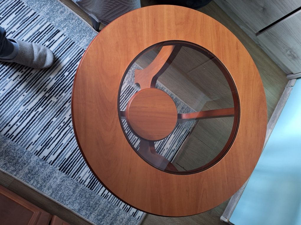 Drewniany okrągły stolik z szybką do kawy