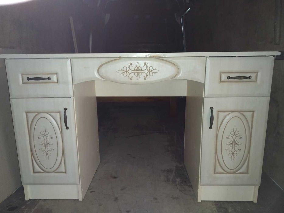 Стіл птсьмовий.  .