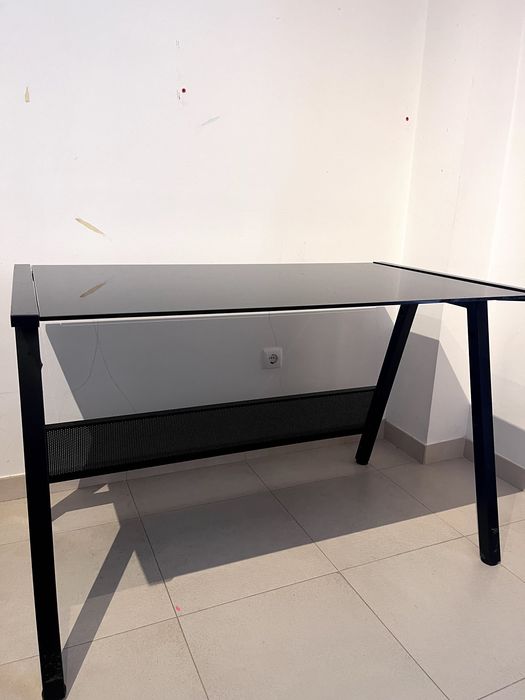 Mesa preta tampo em vidro