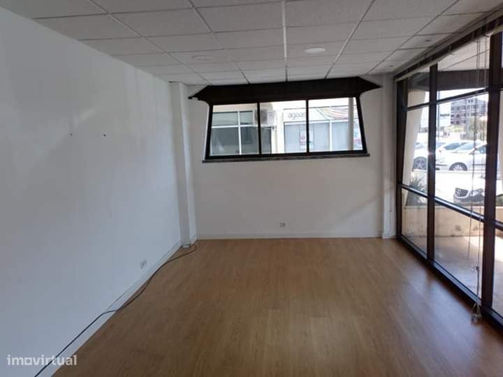 Loja Com Área De 25 M2 Rotunda Sul Em Fátima