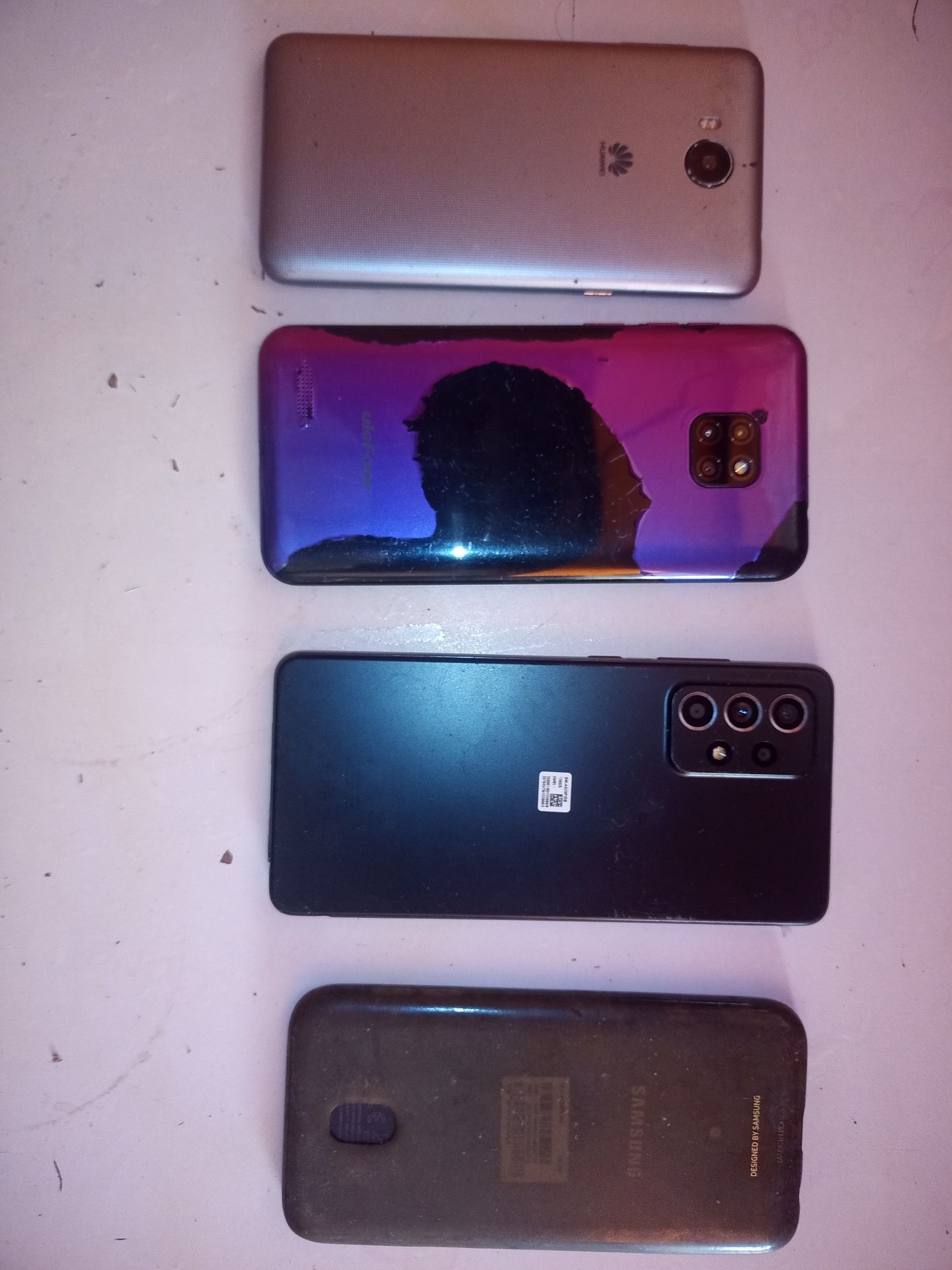 4 telemóveis Huawei e Samsung