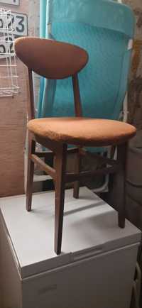 Sprzedam krzesło tapicerowane z epoki PRL.
Stan do renowac