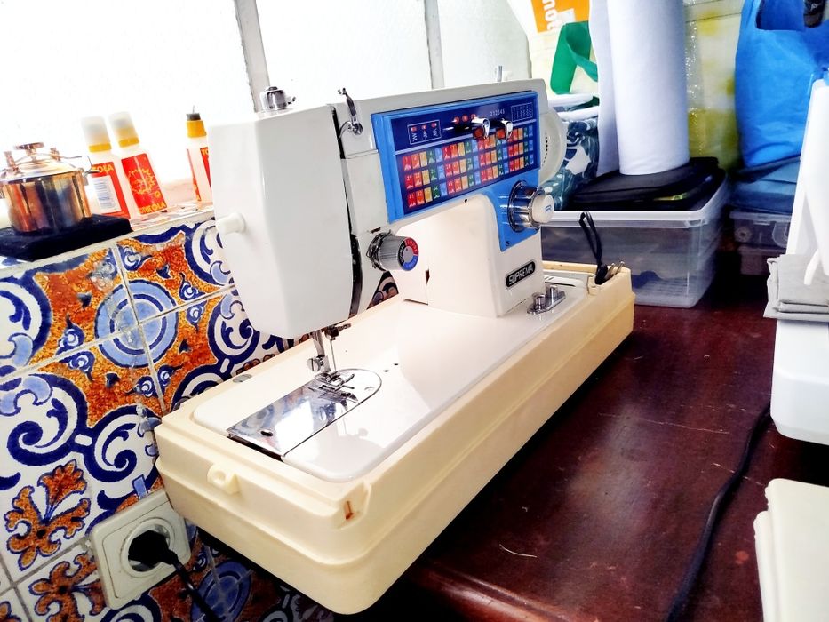 Máquina de costura Suprema em bom estado