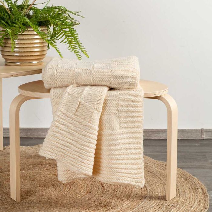 Koc 130x170cm beż o widocznym splocie PLED kocyk pleciony na prezent