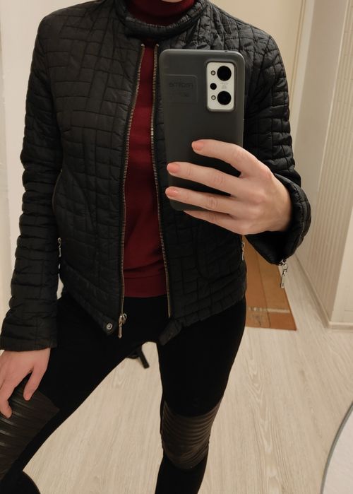 Kurtka Damska  Czarna Krotka Zamykana na Zamek rozmiar M