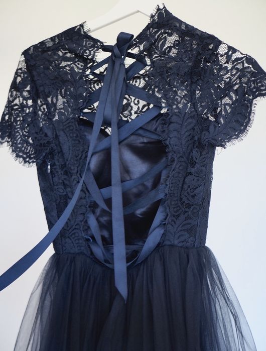 Chi Chi London sukienka koktajlowa z tiulu z haftami Suzanne