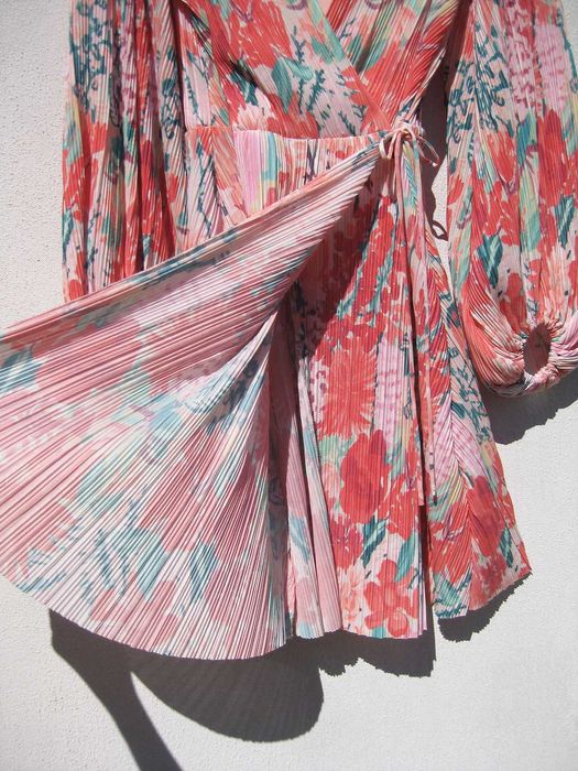 Красивое цветочное платье плиссе с широкими рукавами на запах H&M