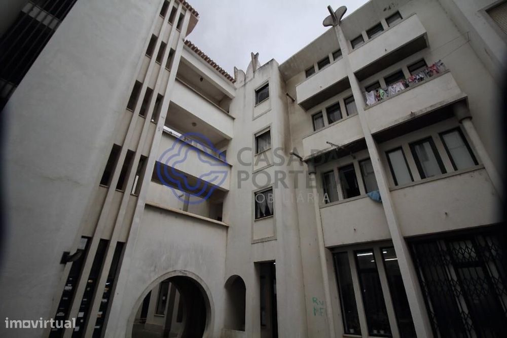 Apartamento T2, num 3º andar, em prédio com elevador, no centro de Mac