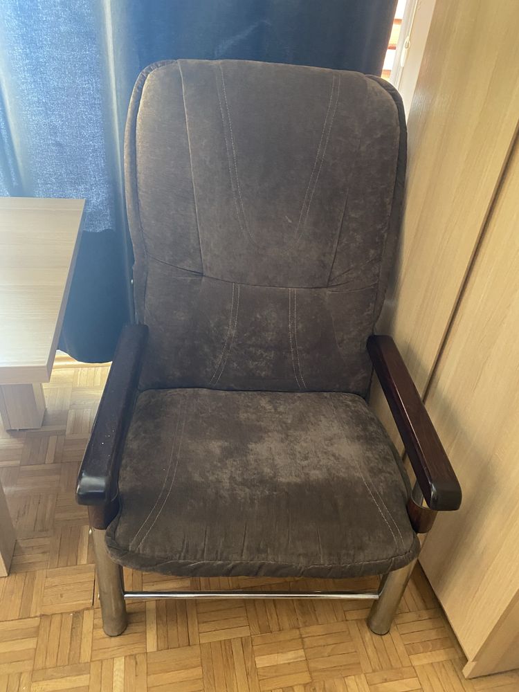 Dwa fotele i rozkładana ława stół