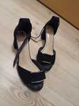 Czarne buty na obcasie
