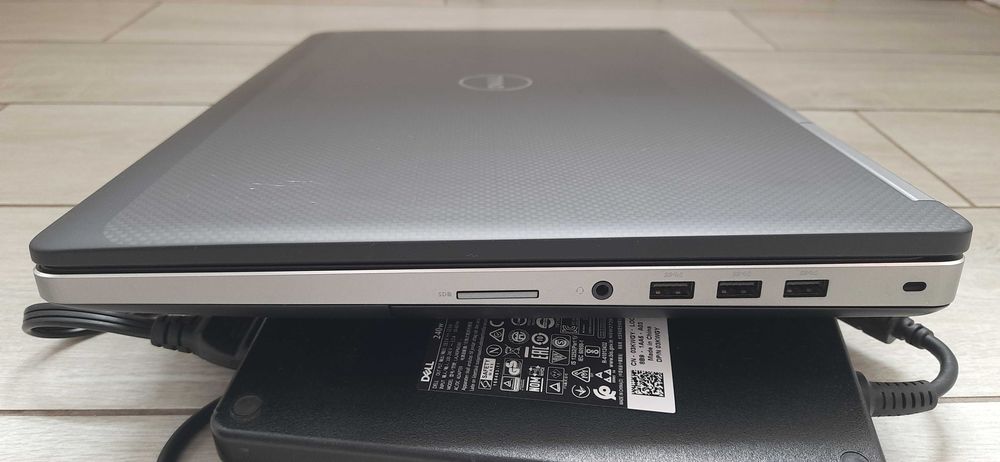 Dell 7720 IPS Xeon-1505m v6 16 Gb SSD+HDD Nvidia p4000 8Gb, бат 5 год