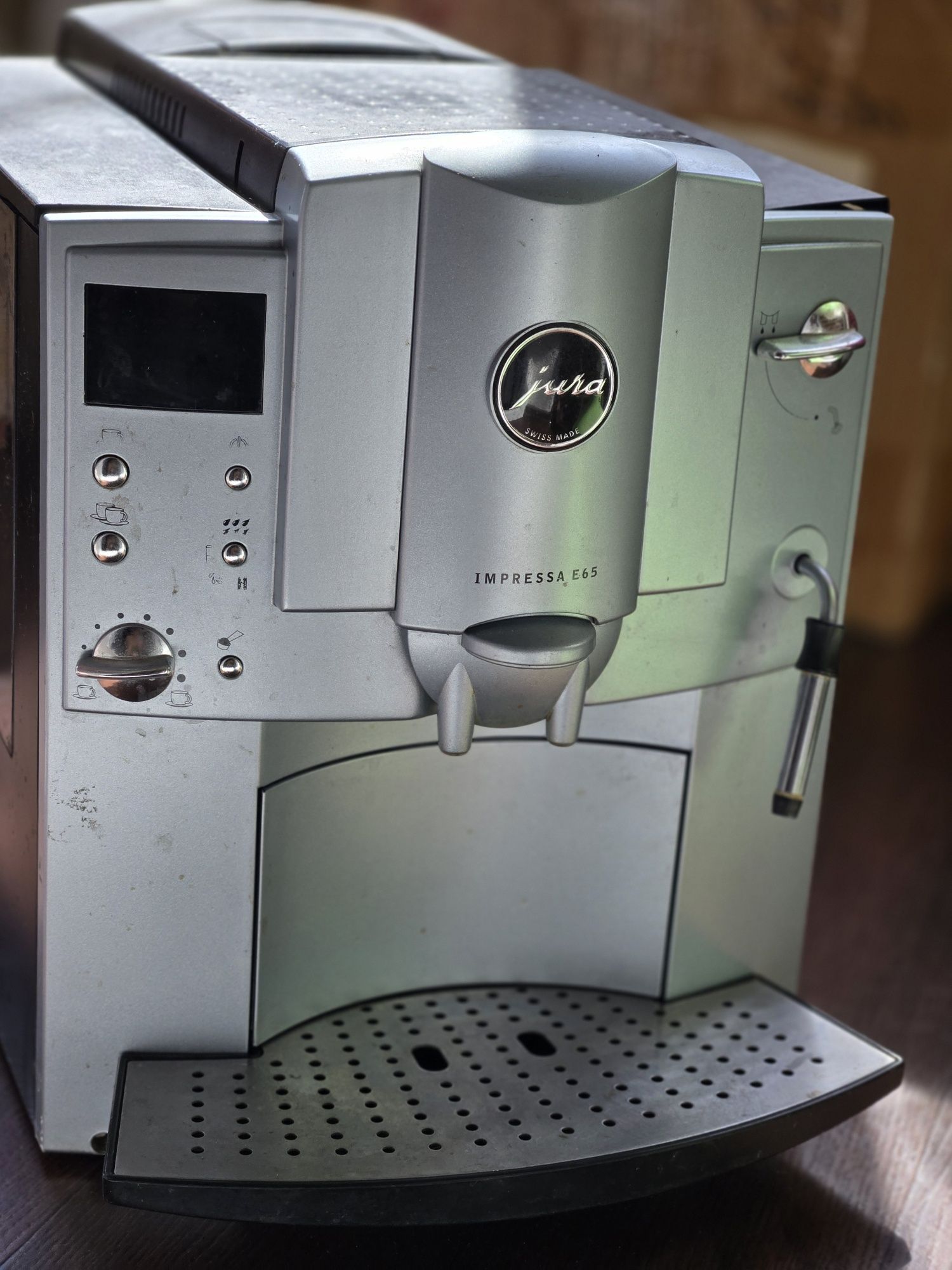 Продам кавоварку Jura e65