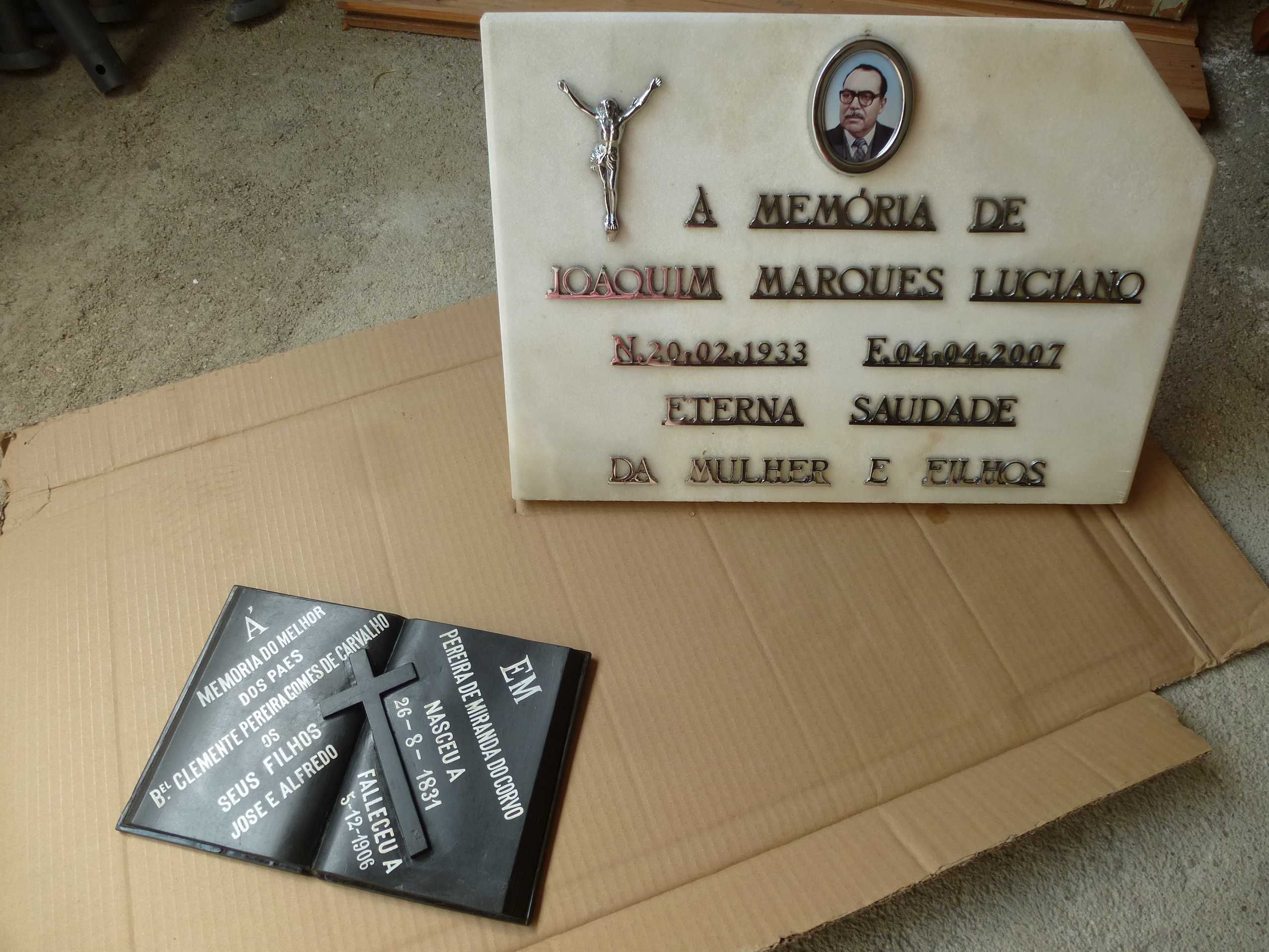 Duas Lápides, usadas com inscrições