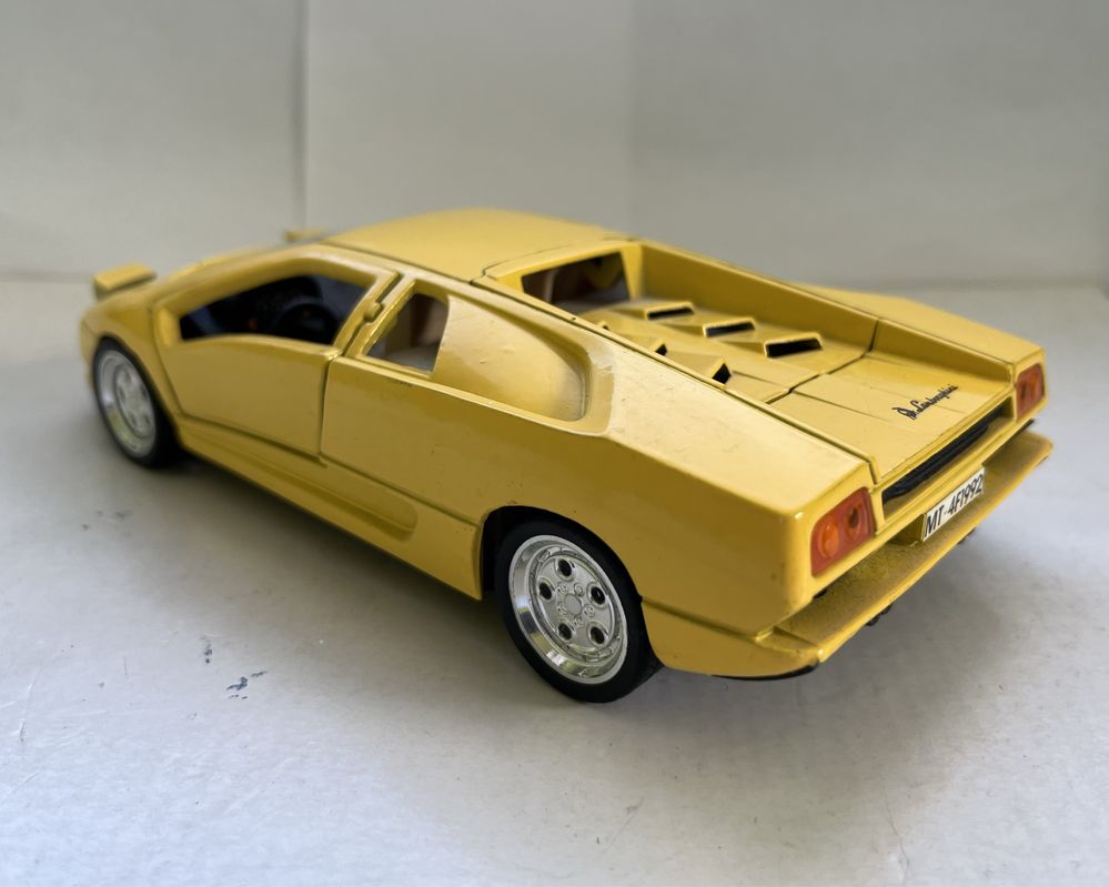 Model samochodu w skali 1:24 Lamborghini Diablo Bburago Majorette