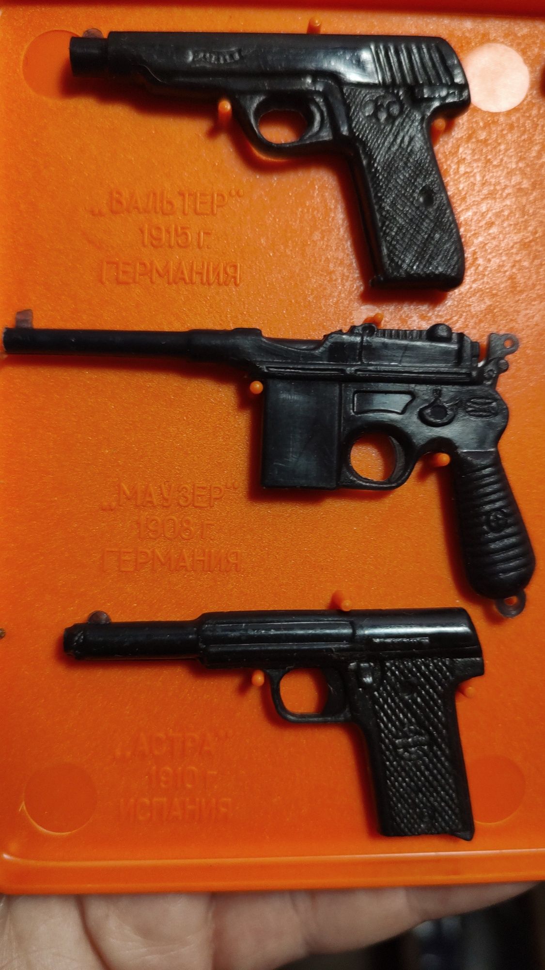 Набор моделей пистолетов  1:4
